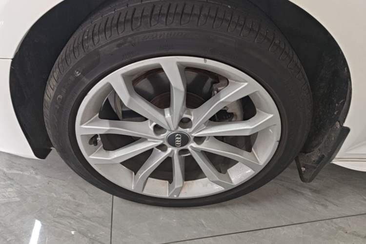Used Audi A4L 2019 40 TFSI Fashion Edition China VI Emission Standard Left Front Wheel Hub
