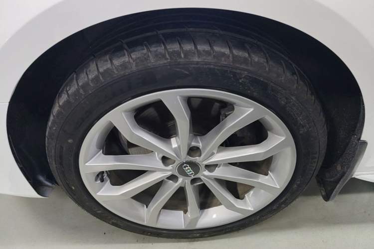 Used Audi A4L 2019 40 TFSI Fashion Edition China VI Emission Standard Left Front Wheel Hub