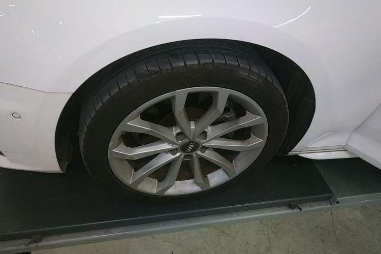 Used Audi A4L 2019 40 TFSI Fashion Edition China VI Emission Standard Left Front Wheel Hub