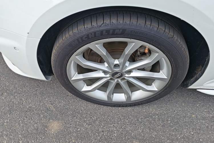 Used Audi A4L 2019 40 TFSI Fashion Edition China VI Emission Standard Left Front Wheel Hub