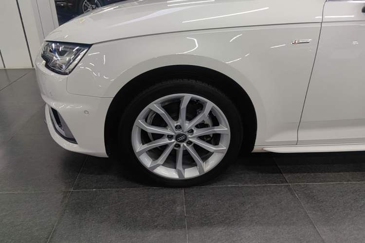 Used Audi A4L 2019 40 TFSI Fashion Edition China VI Emission Standard Left Front Wheel Hub
