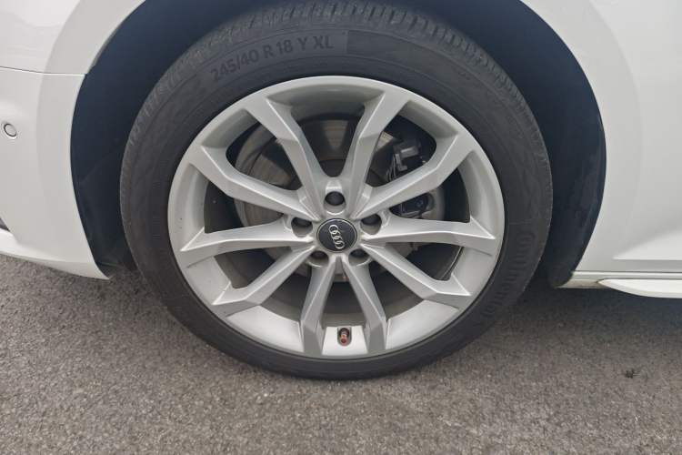Used Audi A4L 2019 40 TFSI Fashion Edition China VI Emission Standard Left Front Wheel Hub