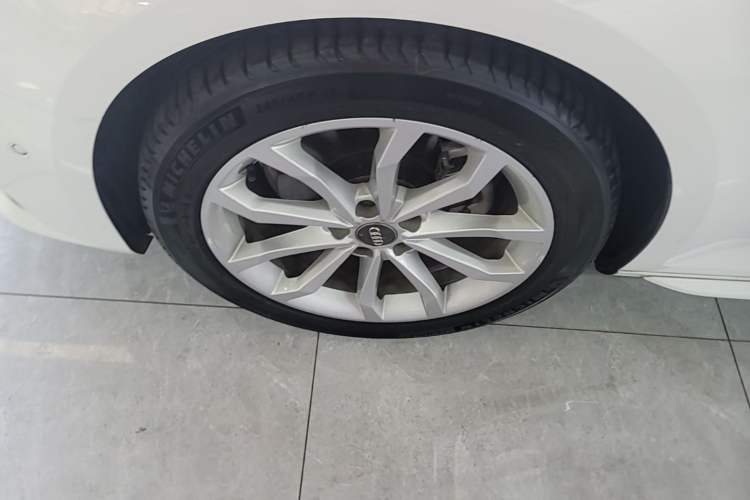Used Audi A4L 2019 40 TFSI Fashion Edition China VI Emission Standard Left Front Wheel Hub