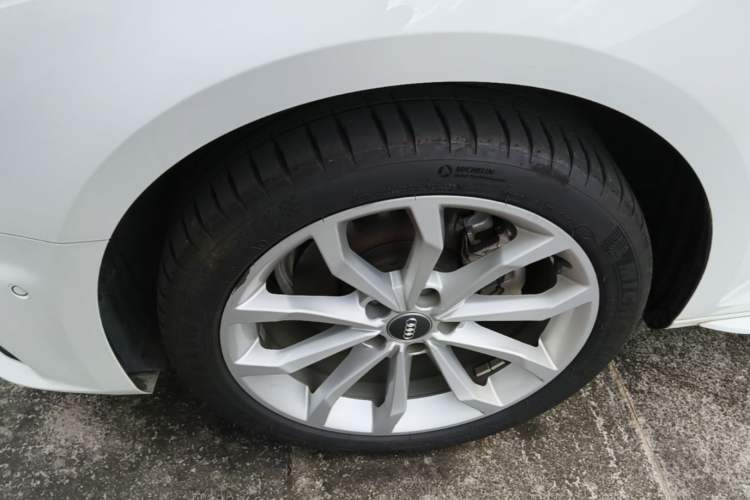 Used Audi A4L 2019 40 TFSI Fashion Edition China VI Emission Standard Left Front Wheel Hub