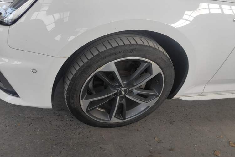 Used Audi A4L 2019 40 TFSI Fashion Edition China VI Emission Standard Left Front Wheel Hub