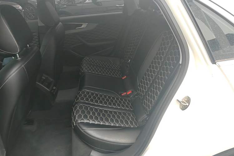 Used Audi A4L 2019 40 TFSI Ambition China VI Left Rear Seat