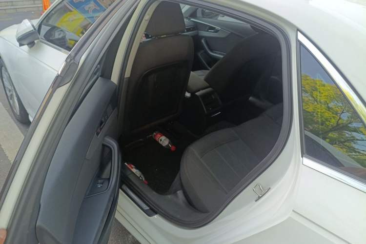 Used Audi A4L 2019 40 TFSI Ambition China VI Left Rear Seat