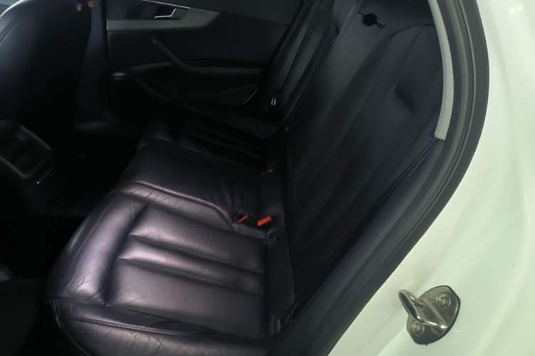 Used Audi A4L 2019 40 TFSI Ambition China VI Left Rear Seat