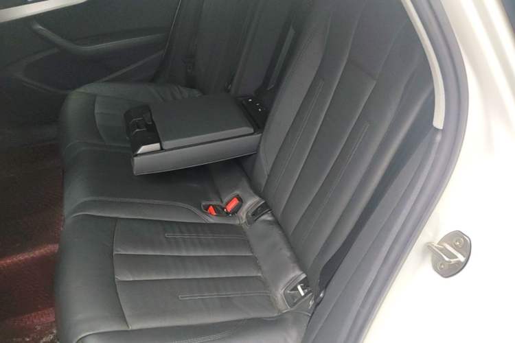 Used Audi A4L 2019 40 TFSI Fashion Edition China VI Emission Standard Left Rear Seat