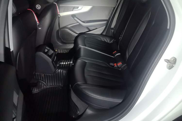 Used Audi A4L 2019 40 TFSI Ambition China VI Left Rear Seat