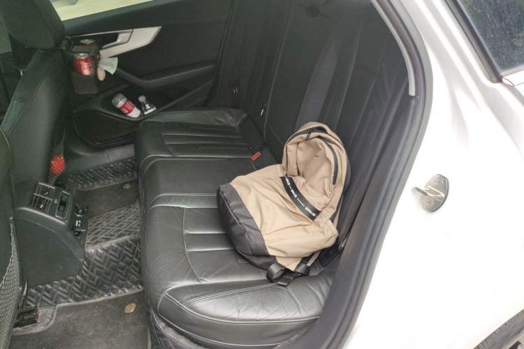 Used Audi A4L 2019 40 TFSI Fashion Edition China VI Emission Standard Left Rear Seat