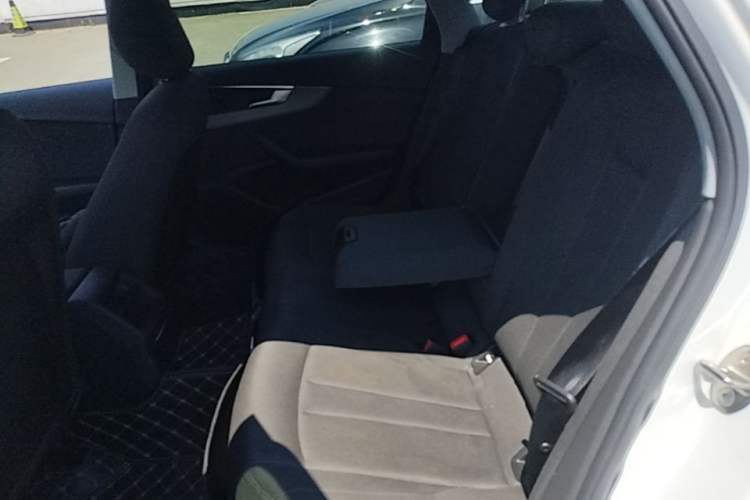 Used Audi A4L 2019 40 TFSI Ambition China VI Left Rear Seat