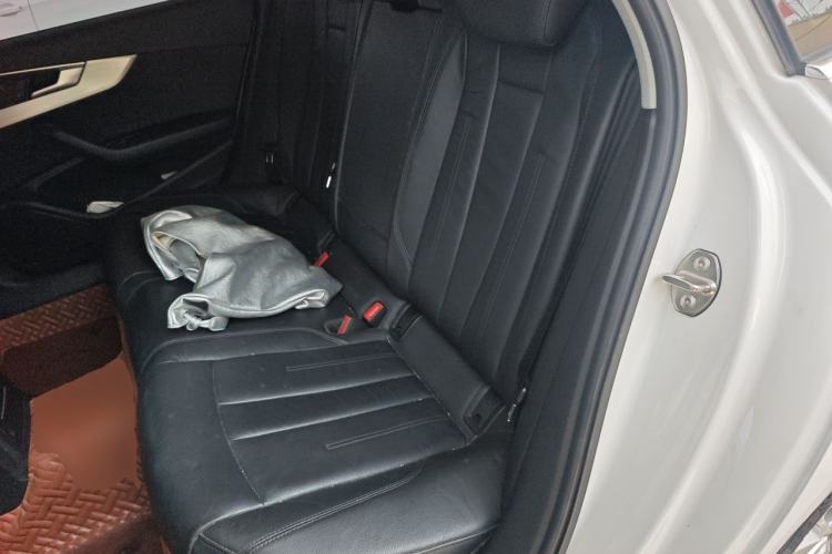 Used Audi A4L 2019 40 TFSI Fashion Edition China VI Emission Standard Left Rear Seat