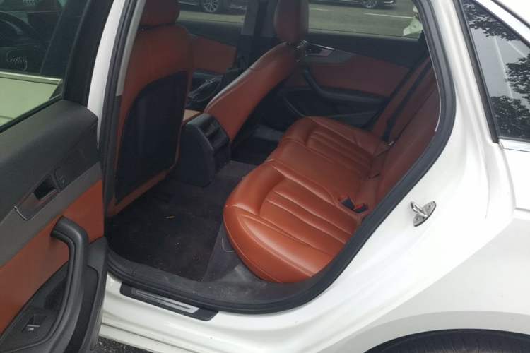 Used Audi A4L 2019 40 TFSI Ambition China VI Left Rear Seat