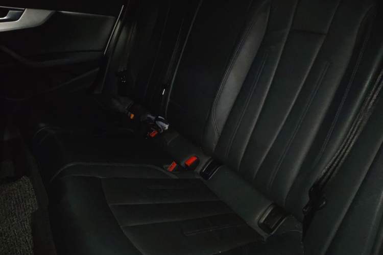 Used Audi A4L 2019 40 TFSI Fashion Edition China VI Emission Standard Left Rear Seat