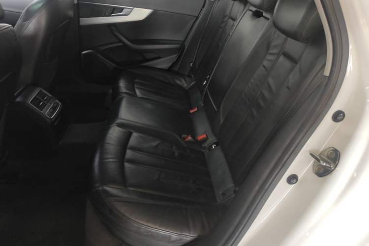 Used Audi A4L 2019 40 TFSI Fashion Edition China VI Emission Standard Left Rear Seat