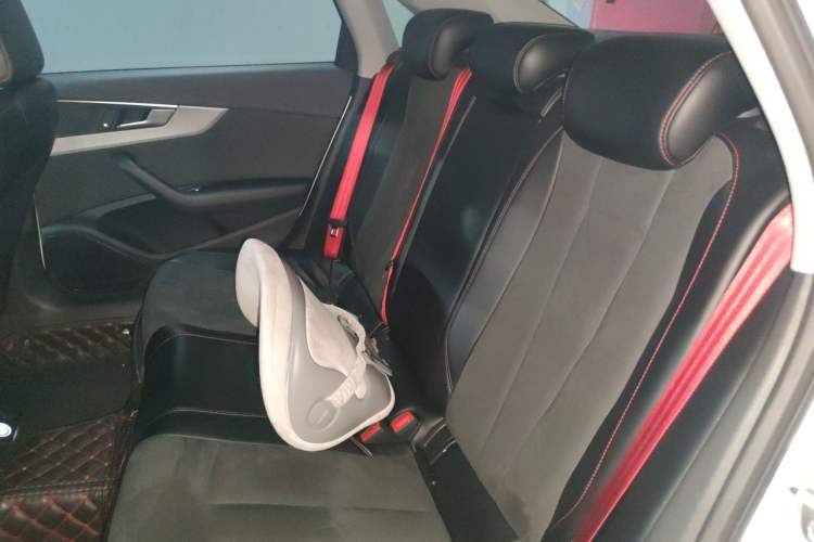 Used Audi A4L 2019 40 TFSI Ambition China VI Left Rear Seat