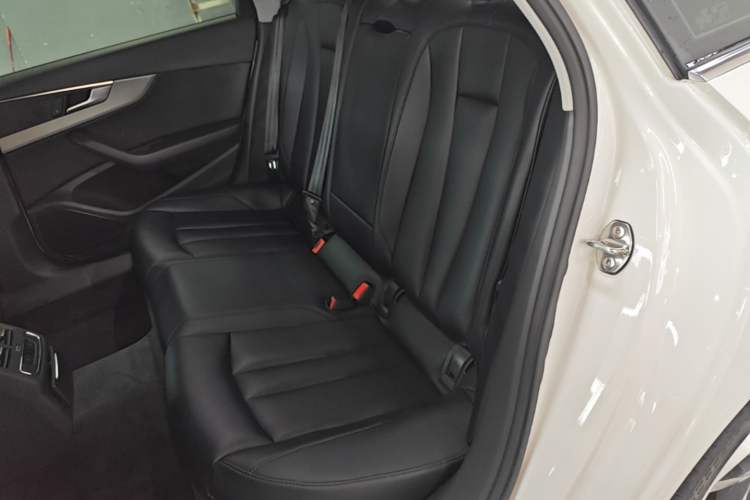 Used Audi A4L 2019 40 TFSI Ambition China VI Left Rear Seat