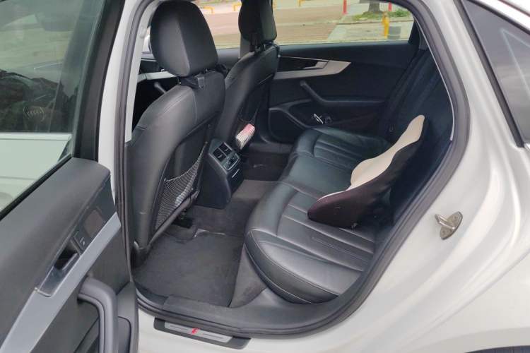 Used Audi A4L 2019 40 TFSI Fashion Edition China VI Emission Standard Left Rear Seat