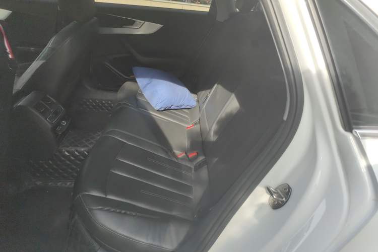 Used Audi A4L 2019 40 TFSI Fashion Edition China VI Emission Standard Left Rear Seat