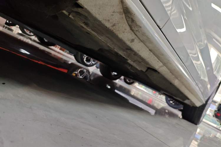 Used Audi A4L 2019 40 TFSI Fashion Edition China VI Emission Standard Left Side Sill