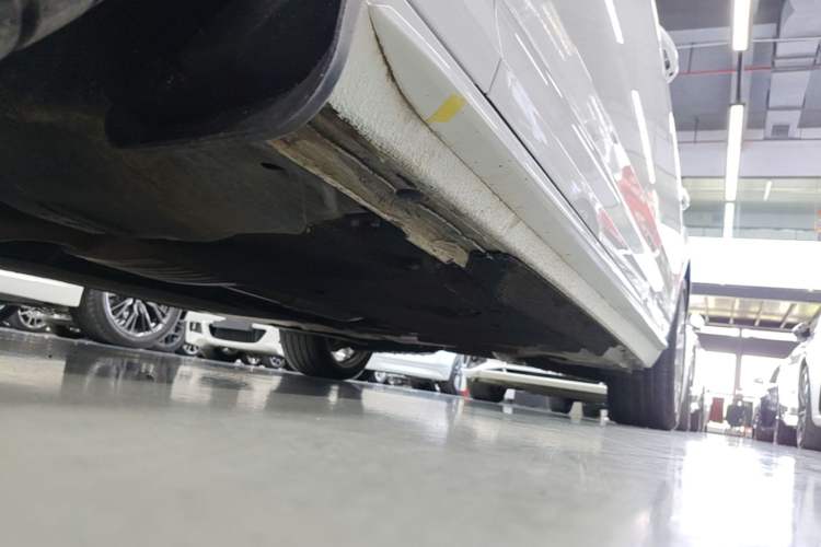 Used Audi A4L 2019 40 TFSI Fashion Edition China VI Emission Standard Left Side Sill
