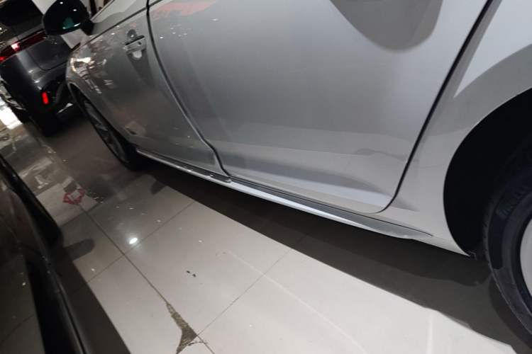 Used Audi A4L 2019 40 TFSI Fashion Edition China VI Emission Standard Left Side Sill