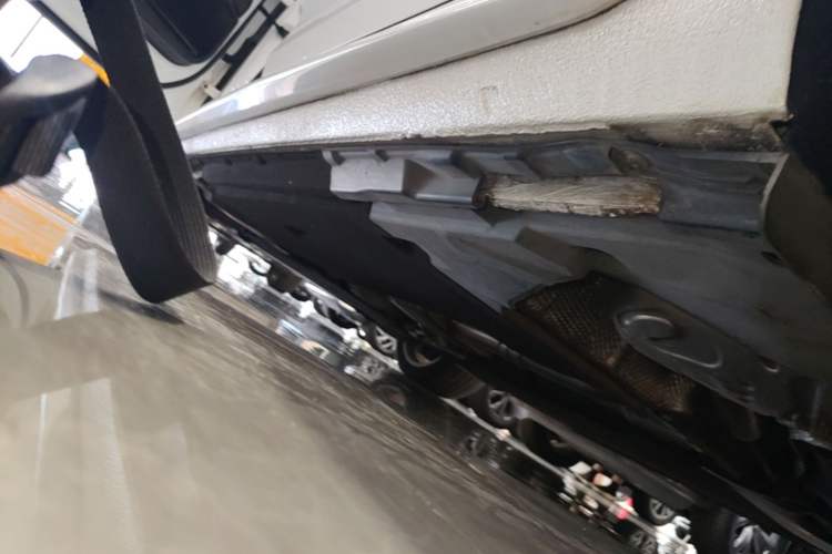 Used Audi A4L 2019 40 TFSI Fashion Edition China VI Emission Standard Left Side Sill