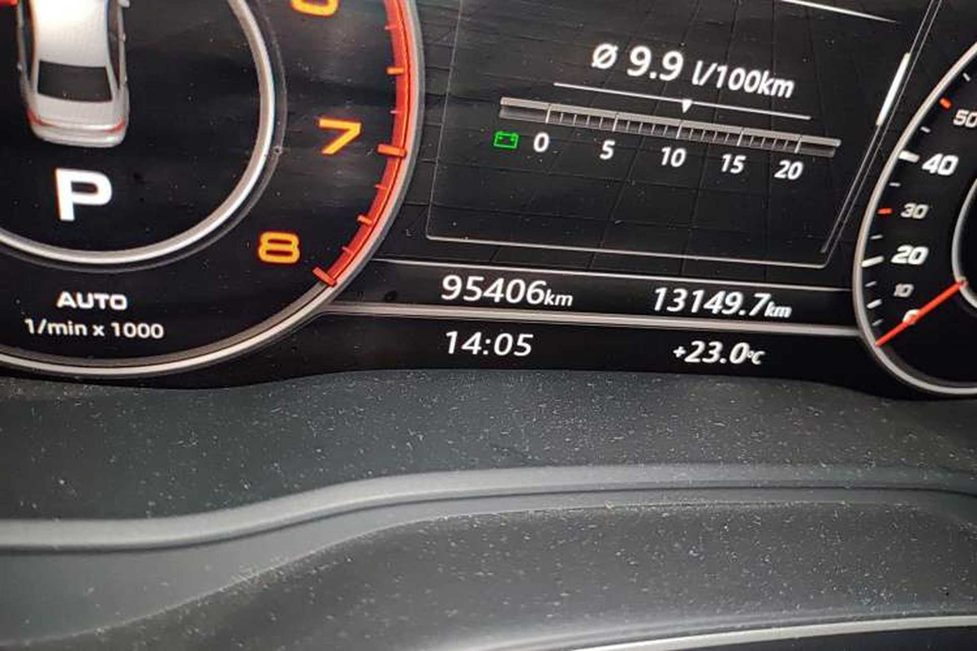 Used Audi A4L 2019 40 TFSI Fashion Edition China VI Emission Standard Odometer Close Up