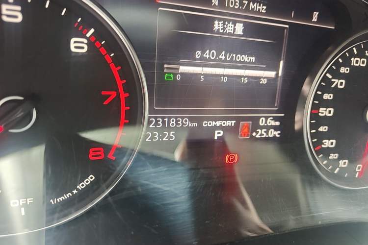 Used Audi A4L 2019 40 TFSI Ambition China VI Odometer Close Up