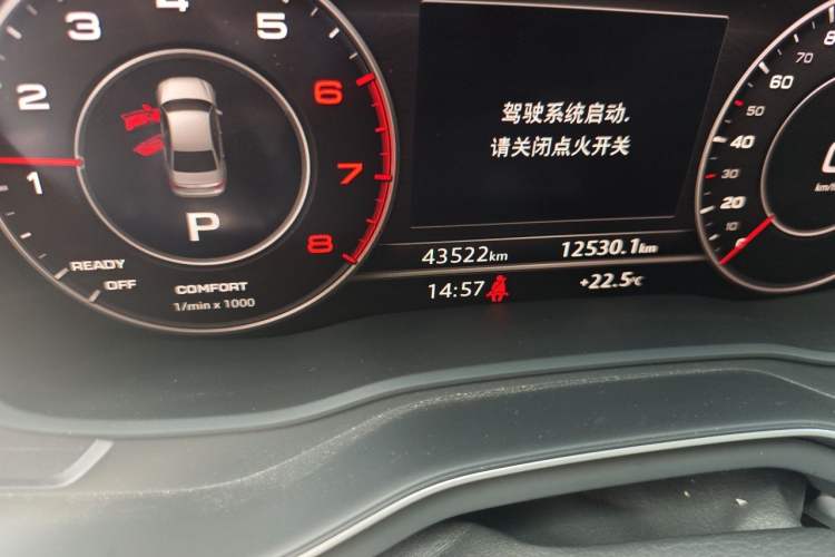 Used Audi A4L 2019 40 TFSI Fashion Edition China VI Emission Standard Odometer Close Up