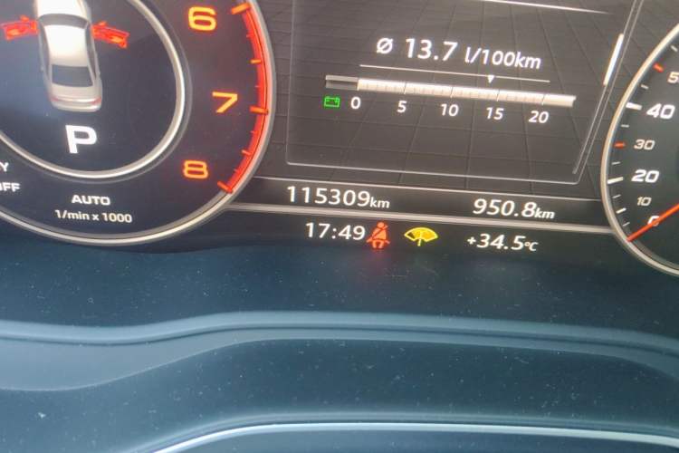 Used Audi A4L 2019 40 TFSI Fashion Edition China VI Emission Standard Odometer Close Up