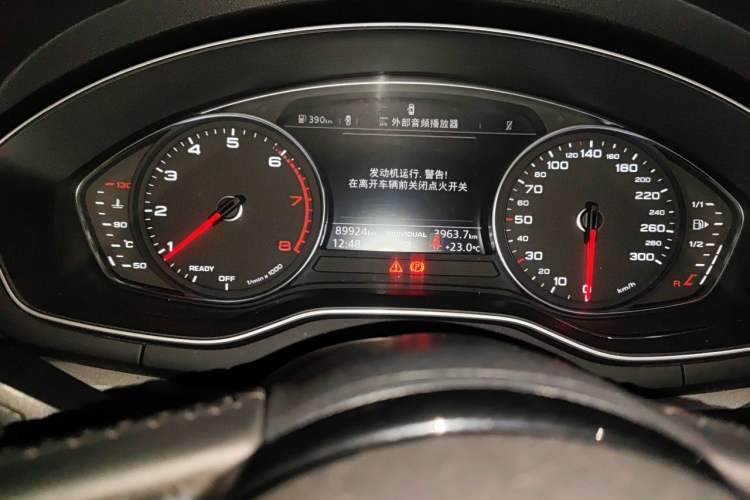 Used Audi A4L 2019 40 TFSI Fashion Edition China VI Emission Standard Odometer Close Up
