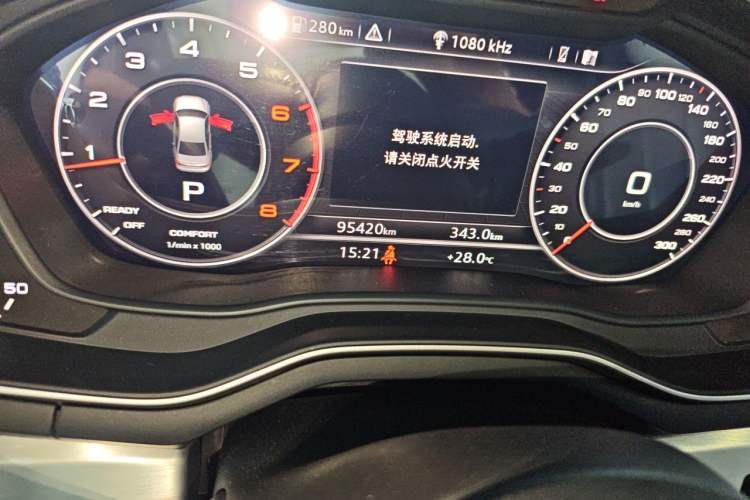Used Audi A4L 2019 40 TFSI Fashion Edition China VI Emission Standard Odometer Close Up