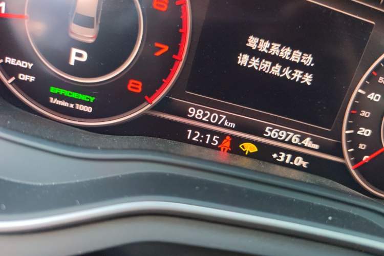 Used Audi A4L 2019 40 TFSI Fashion Edition China VI Emission Standard Odometer Close Up