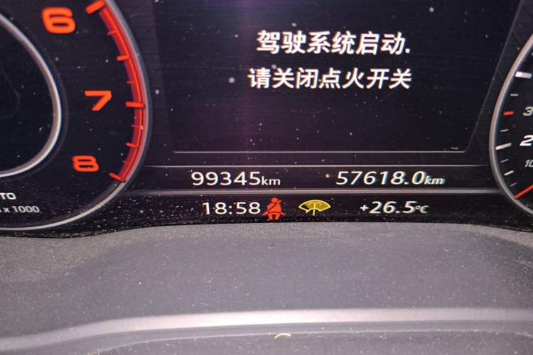 Used Audi A4L 2019 40 TFSI Fashion Edition China VI Emission Standard Odometer Close Up
