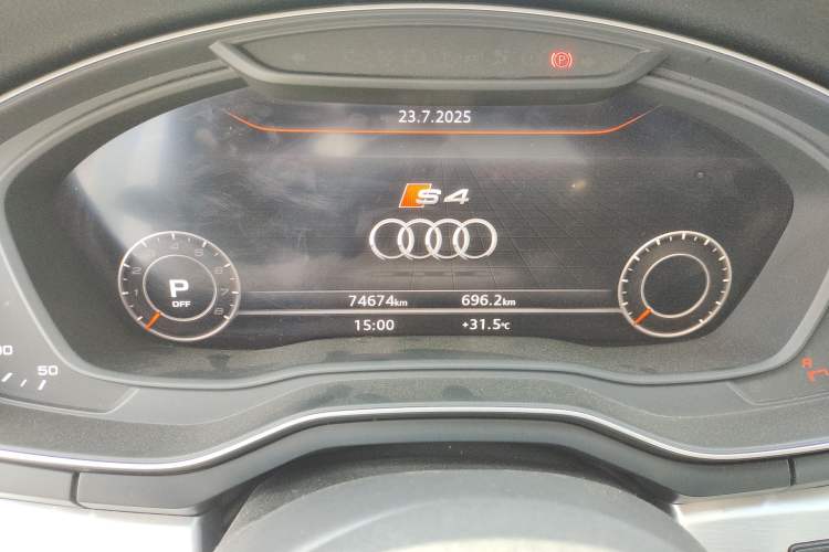 Used Audi A4L 2019 40 TFSI Fashion Edition China VI Emission Standard Odometer Close Up