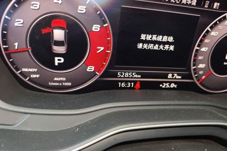 Used Audi A4L 2019 40 TFSI Fashion Edition China VI Emission Standard Odometer Close Up