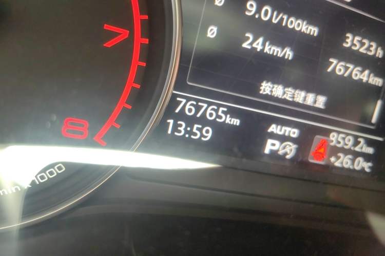 Used Audi A4L 2019 40 TFSI Fashion Edition China VI Emission Standard Odometer Close Up