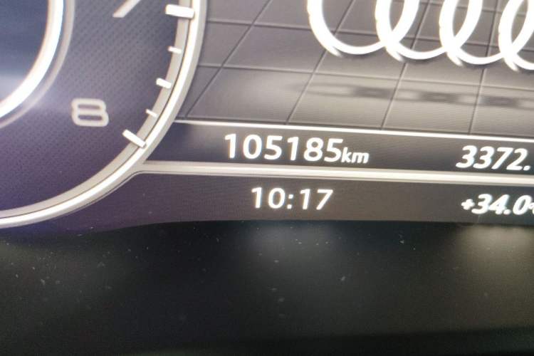 Used Audi A4L 2019 40 TFSI Fashion Edition China VI Emission Standard Odometer Close Up