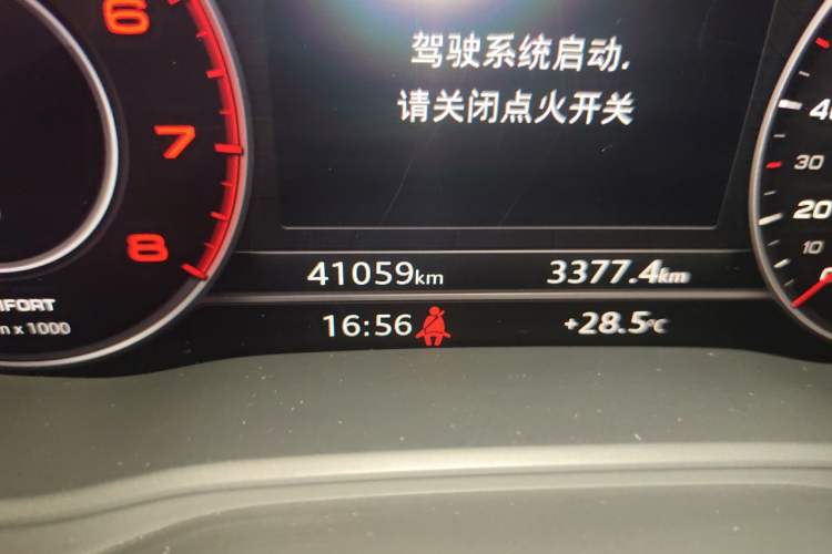 Used Audi A4L 2019 40 TFSI Fashion Edition China VI Emission Standard Odometer Close Up