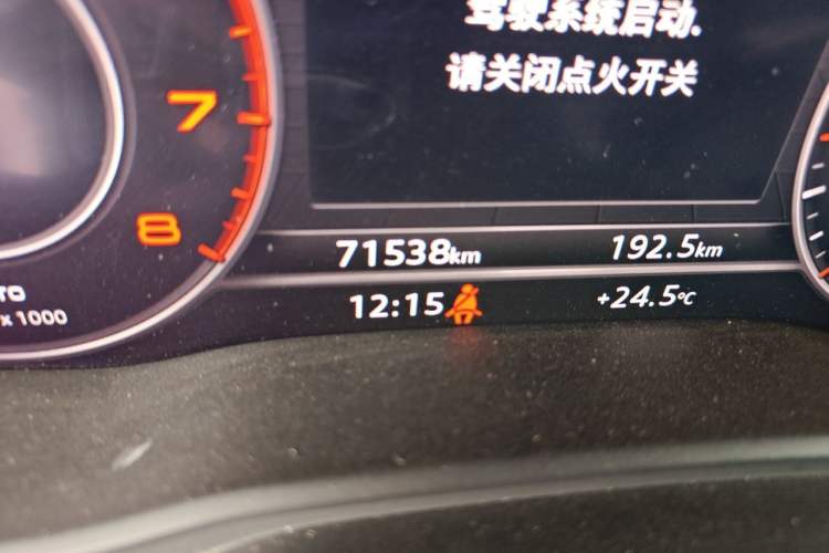 Used Audi A4L 2019 40 TFSI Fashion Edition China VI Emission Standard Odometer Close Up