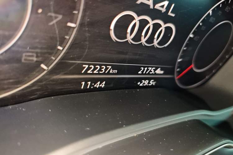 Used Audi A4L 2019 40 TFSI Fashion Edition China VI Emission Standard Odometer Close Up