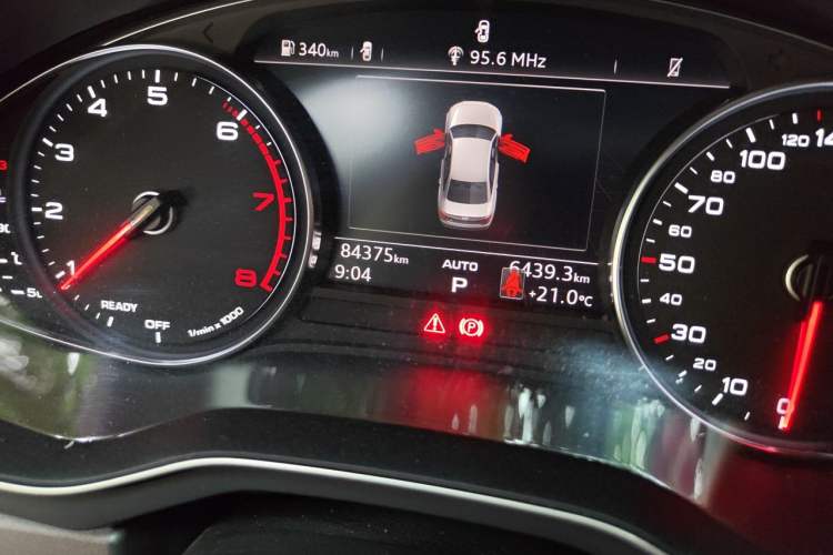 Used Audi A4L 2019 40 TFSI Ambition China VI Odometer Close Up