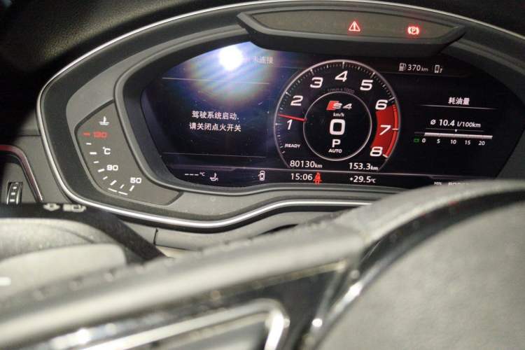 Used Audi A4L 2019 40 TFSI Fashion Edition China VI Emission Standard Odometer Close Up