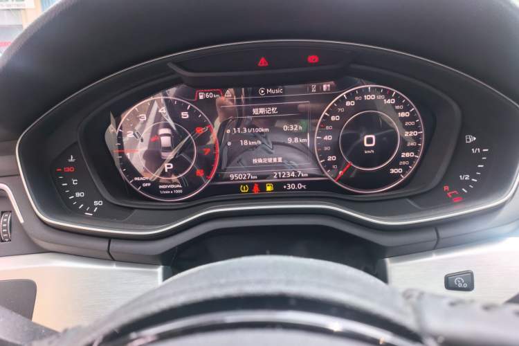 Used Audi A4L 2019 40 TFSI Fashion Edition China VI Emission Standard Odometer Close Up