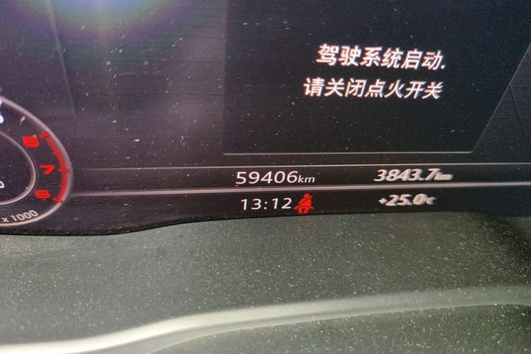 Used Audi A4L 2019 40 TFSI Fashion Edition China VI Emission Standard Odometer Close Up