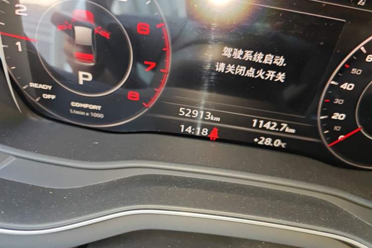 Used Audi A4L 2019 40 TFSI Fashion Edition China VI Emission Standard Odometer Close Up