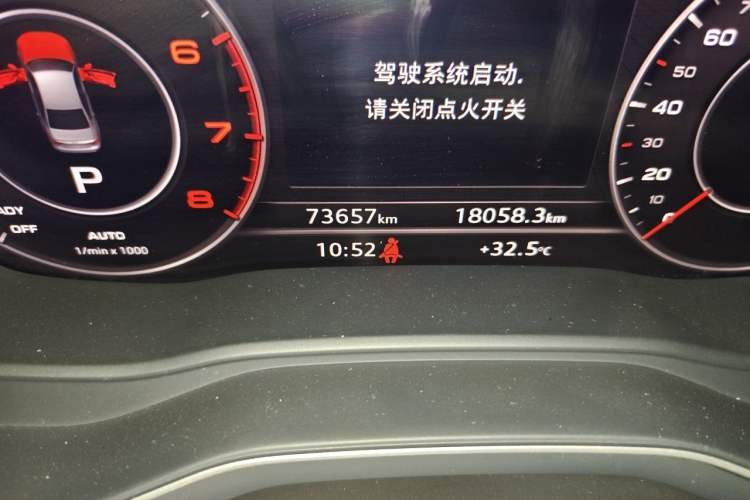 Used Audi A4L 2019 40 TFSI Fashion Edition China VI Emission Standard Odometer Close Up