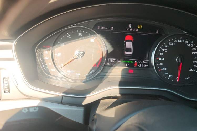 Used Audi A4L 2019 40 TFSI Ambition China VI Odometer Close Up